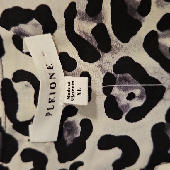 Pleione Animal Print V Neck Blouse. NWT - Picture 2 of 5